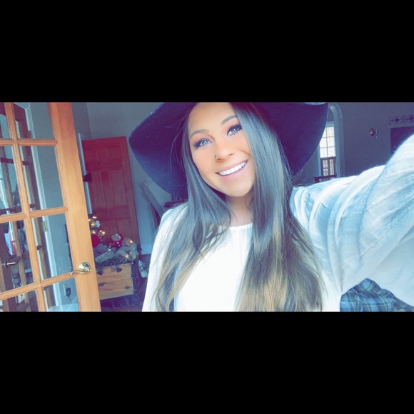 Meet your Posher, Taylor - Picture 1 of 1